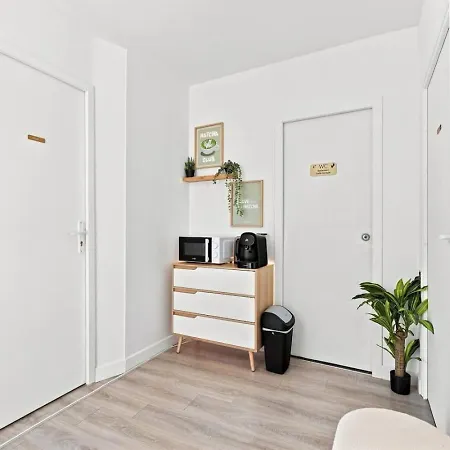 Privee Avec Deux Lits Simple, Tv Et Bureau